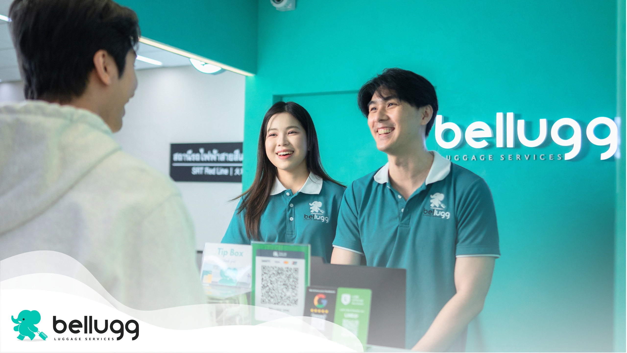 Bellugg工作人員在行李寄存櫃檯歡迎旅客——在曼谷素萬那普機場（BKK）和廊曼機場（DMK）提供友好專業的服務