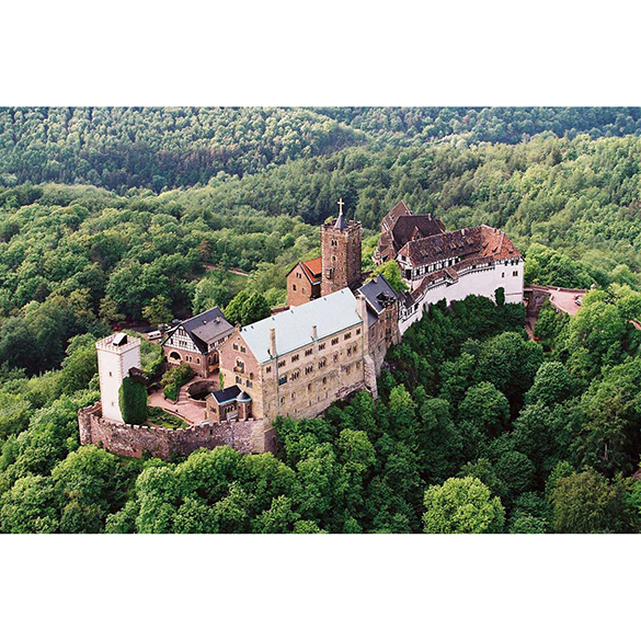 瓦爾特堡 (Wartburg Castle) 距離埃爾福特 (Erfurt) 不遠,是聯合國教科文組織世界遺產,也是德國第一座獲得此殊榮的城堡。馬丁·路德 (Martin Luther) 在反對羅馬天主教會後曾在此避難,期間他將《聖經新約》從希臘文翻譯成 瓦爾特堡 (Wartburg Castle) 距離埃爾福特 (Erfurt) 不遠,是聯合國教科文組織世界遺產,也是德國第一座獲得此殊榮的城堡。馬丁·路德 (Martin Luther) 在反對羅馬天主教會後曾在此避難,期間他將《聖經新約》從希臘文翻譯成