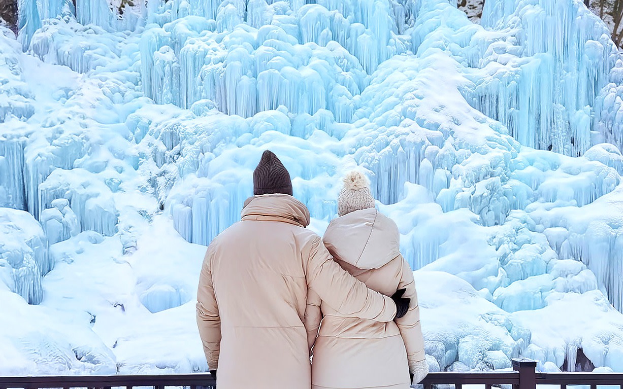 Winter Day Tour: Seorak Frozen Town & Strawberry Picking & Snow Sled