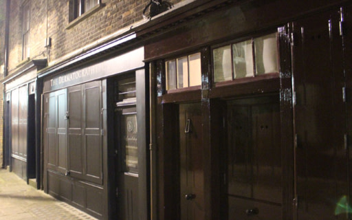 街燈照亮了這條充滿謎團的著名道路