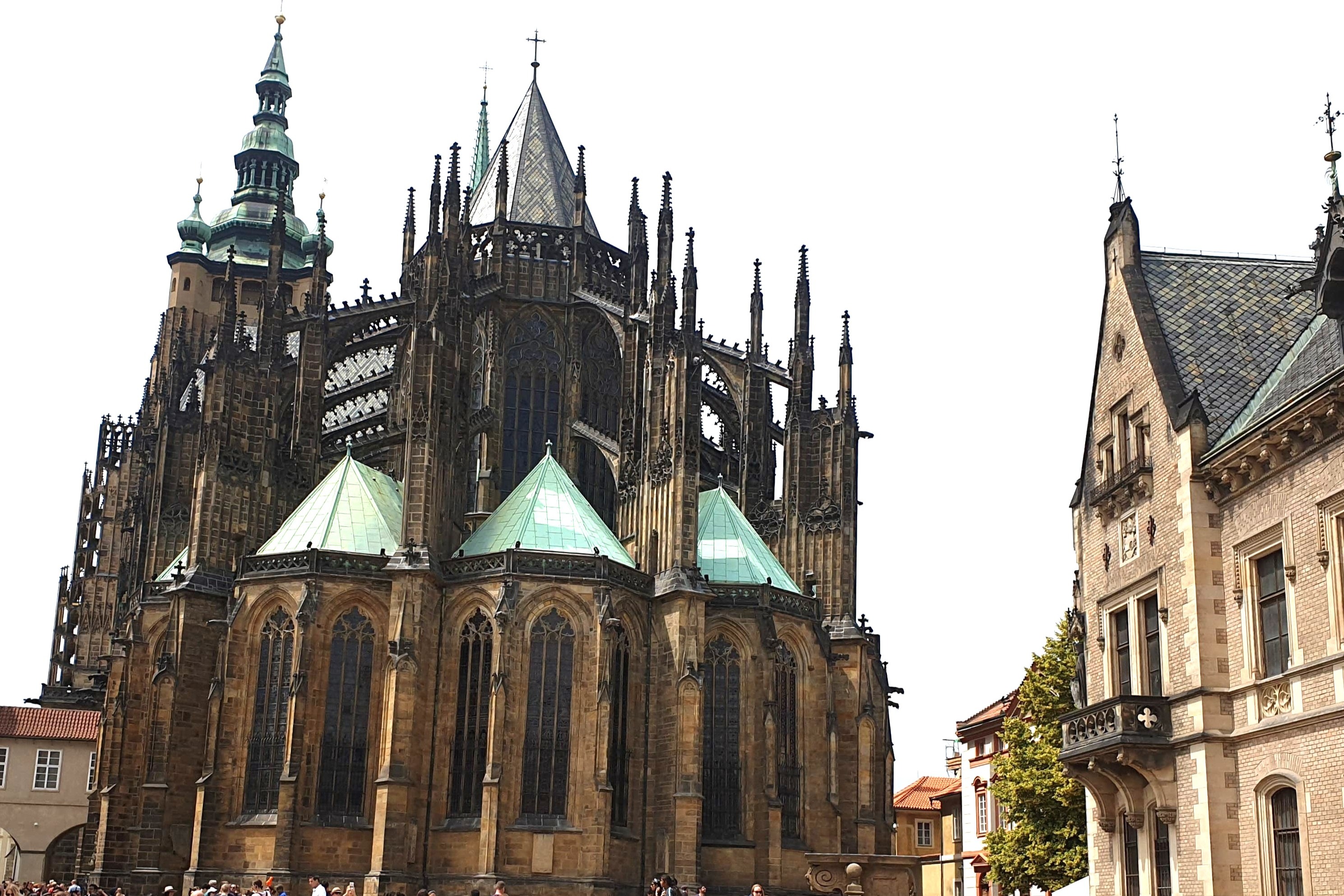 探索高聳的哥特式聖維特大教堂（Saint Vitus Cathedral）之美，它矗立於布拉格城堡的屋頂之上