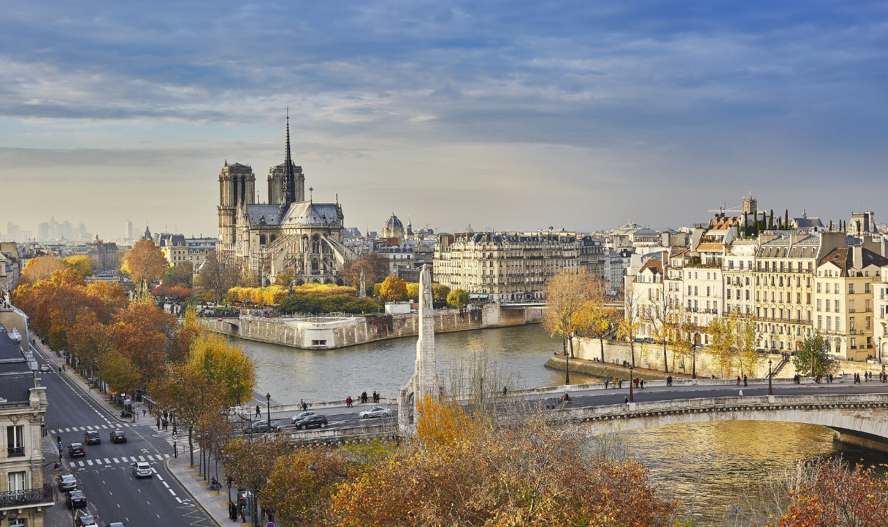 迷人城市景觀,聖母院坐落於河流與鬱鬱蔥蔥的綠樹之間 迷人城市景觀,聖母院坐落於河流與鬱鬱蔥蔥的綠樹之間