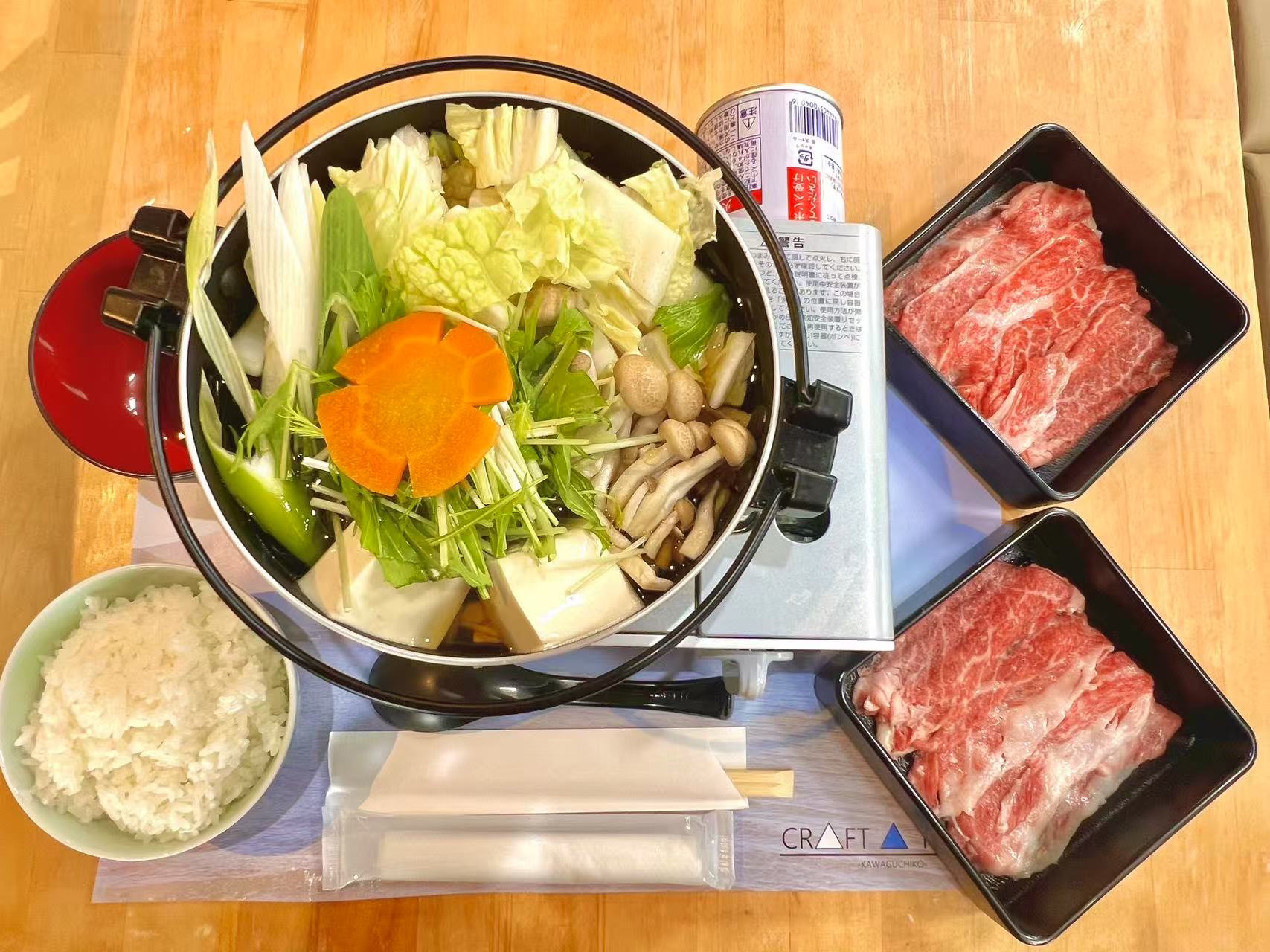 神戶牛壽喜燒套餐,以精選A5頂級和牛與新鮮蔬菜熬煮的壽喜燒香氣撲鼻,甜鹹醬汁完美滲入食材,是能溫暖身心的經典日式鍋物享受。 神戶牛壽喜燒套餐,以精選A5頂級和牛與新鮮蔬菜熬煮的壽喜燒香氣撲鼻,甜鹹醬汁完美滲入食材,是能溫暖身心的經典日式鍋物享受。