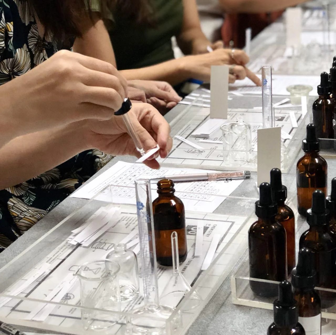 在曼谷的 Oo La Lab 調香與調酒體驗