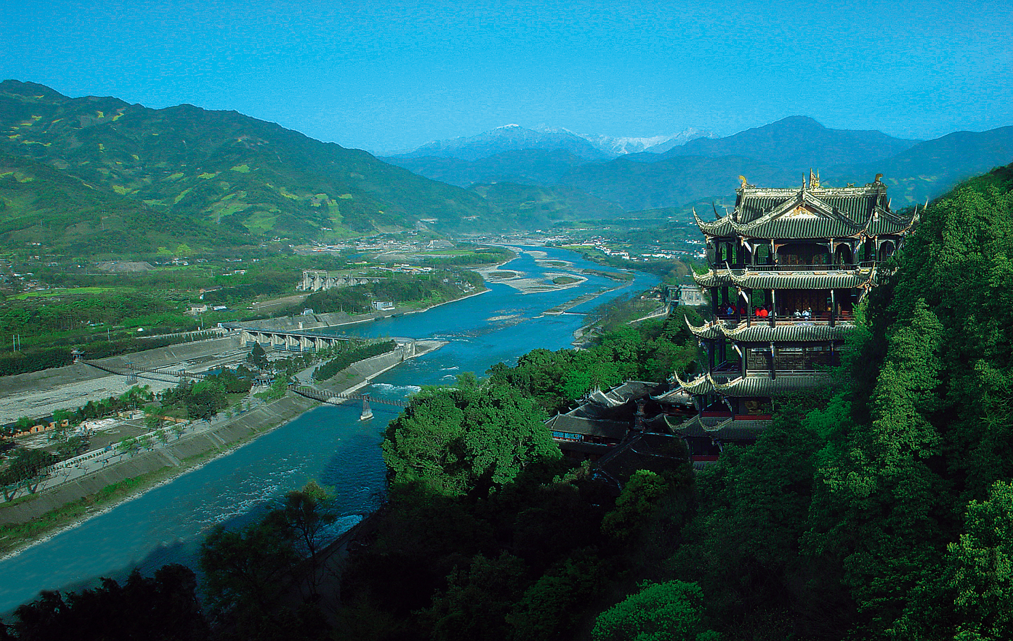 都江堰擁有碧水浩蕩、危崖奇峰、古木參天的絕佳自然風光 都江堰擁有碧水浩蕩、危崖奇峰、古木參天的絕佳自然風光