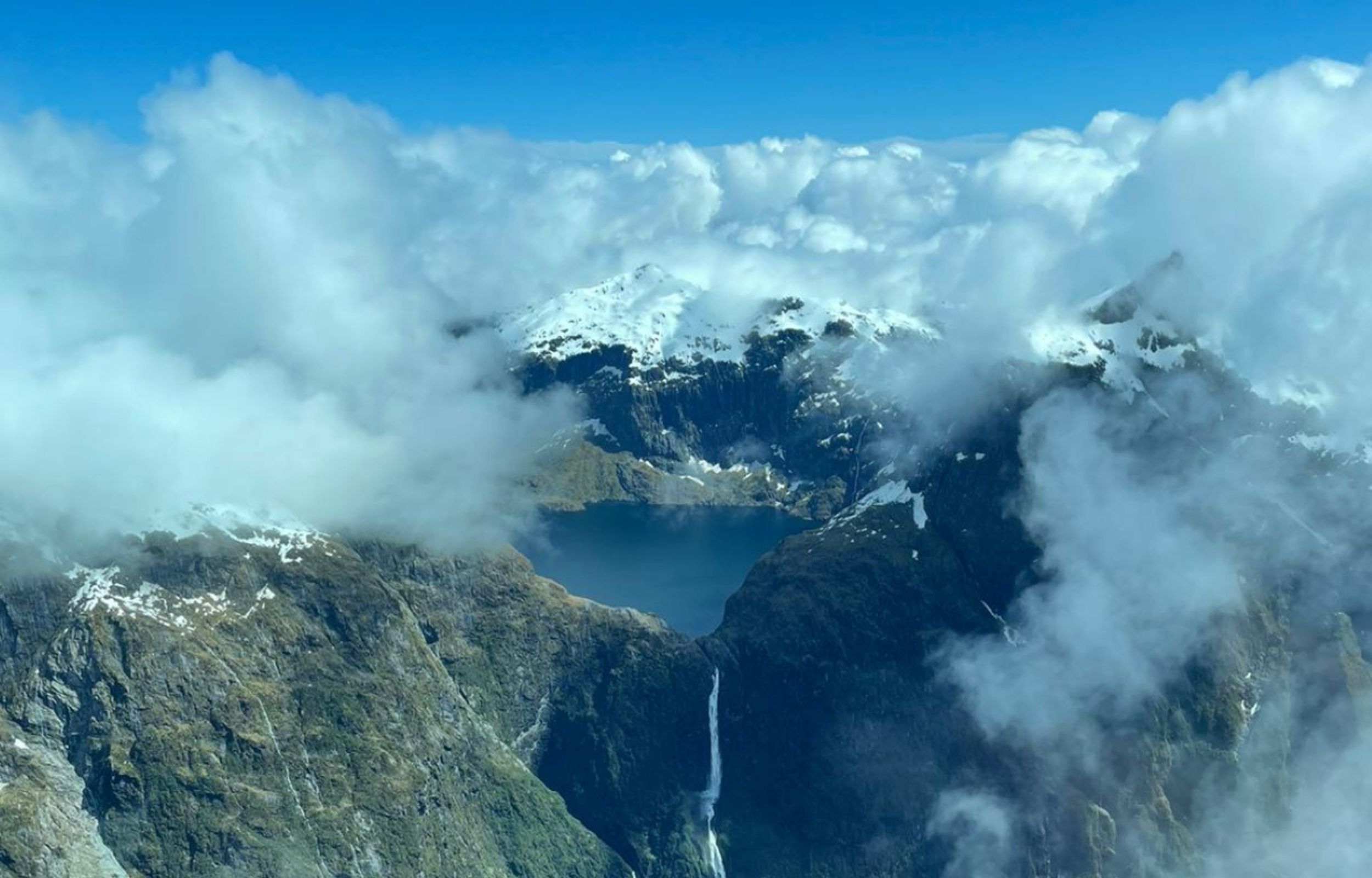 從空中俯瞰奎爾湖,它靜靜地依偎在米爾福德峽灣上方,由峽灣地區最高的瀑布之一所滋養。 從空中俯瞰奎爾湖,它靜靜地依偎在米爾福德峽灣上方,由峽灣地區最高的瀑布之一所滋養。