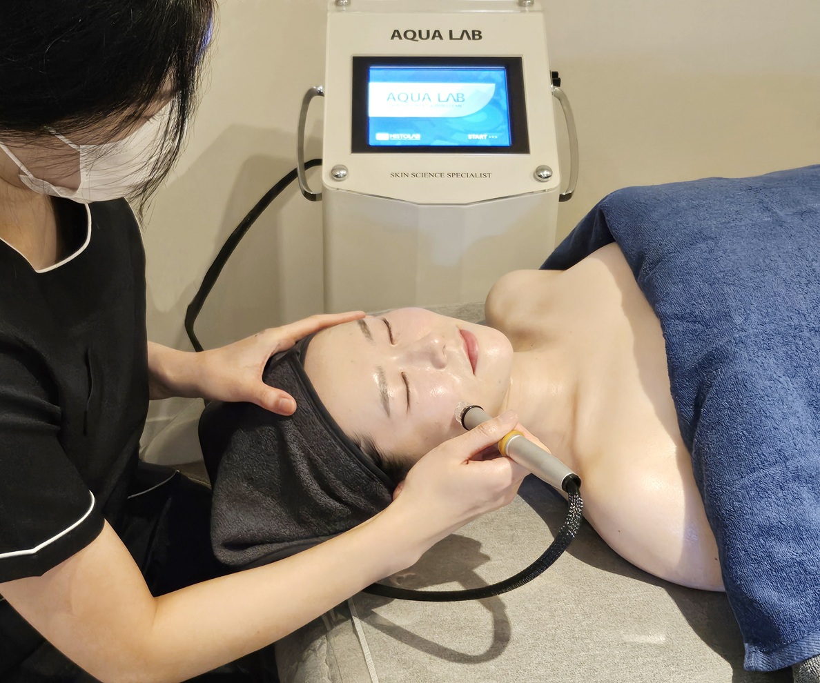 毛孔深層清潔保濕護理 (95 分鐘) - 如果您擔心皮脂、老廢角質和黑頭粉刺，強烈推薦此療程！本課程結合獨家配方與超聲波護理，能深層清潔並滋潤您的肌膚。