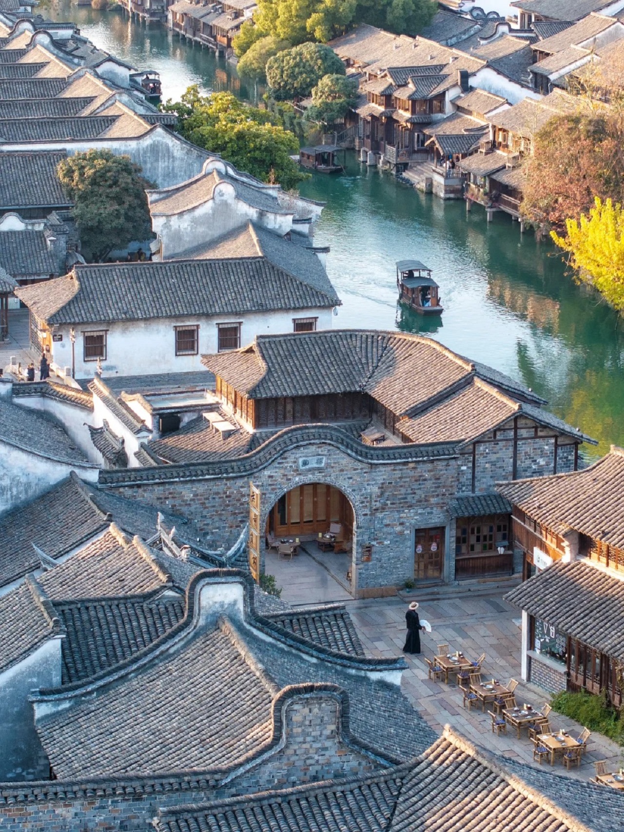 航拍視角解鎖烏鎮全景！青瓦連綿如浪，碧水蜿蜒穿巷，烏篷船悠悠劃過，千年古鎮的菸火與詩意，盡收眼底