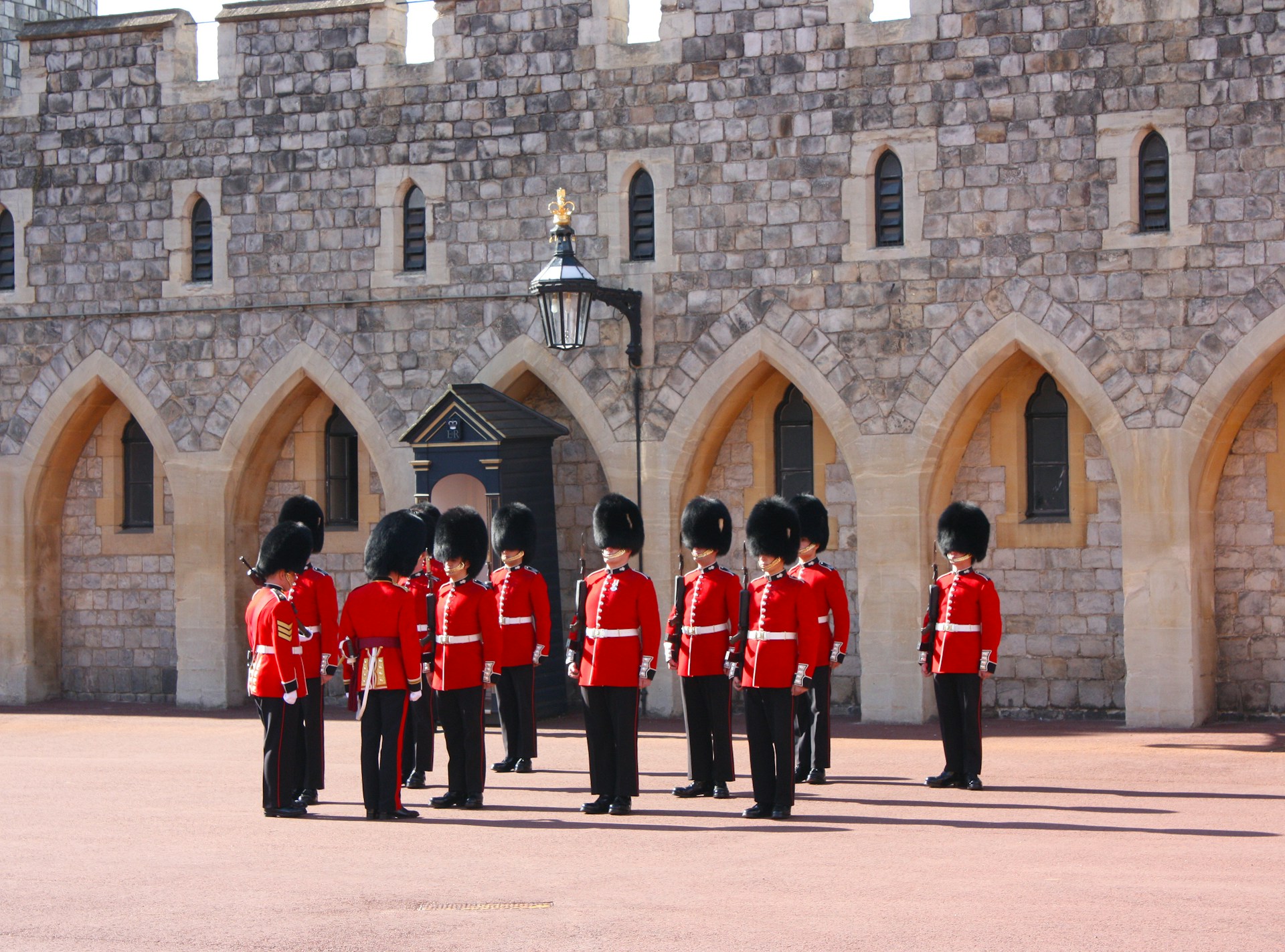 Windsor, the most famous royal town in the UK, also known as "The King's Town," is located in the suburbs of London and is world-renowned for Windsor Castle and Eton College.