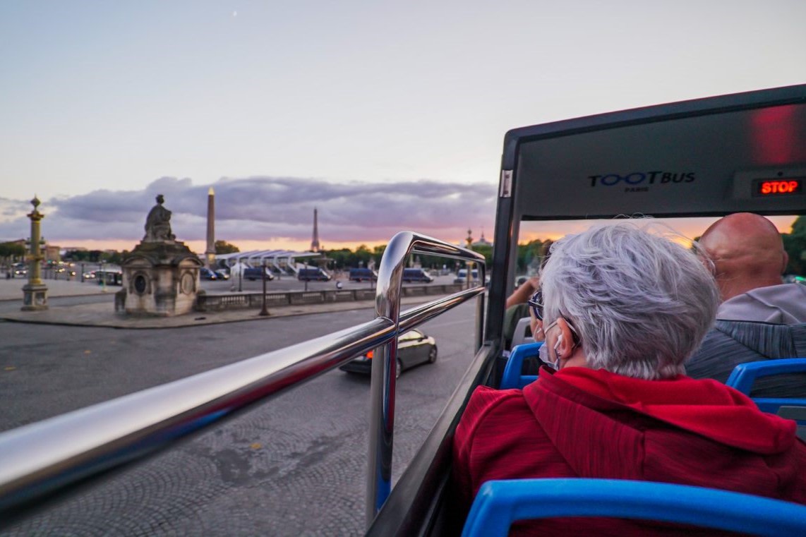 登上巴士,沿途聆聽專業導覽,深入了解巴黎的各個景點 登上巴士,沿途聆聽專業導覽,深入了解巴黎的各個景點