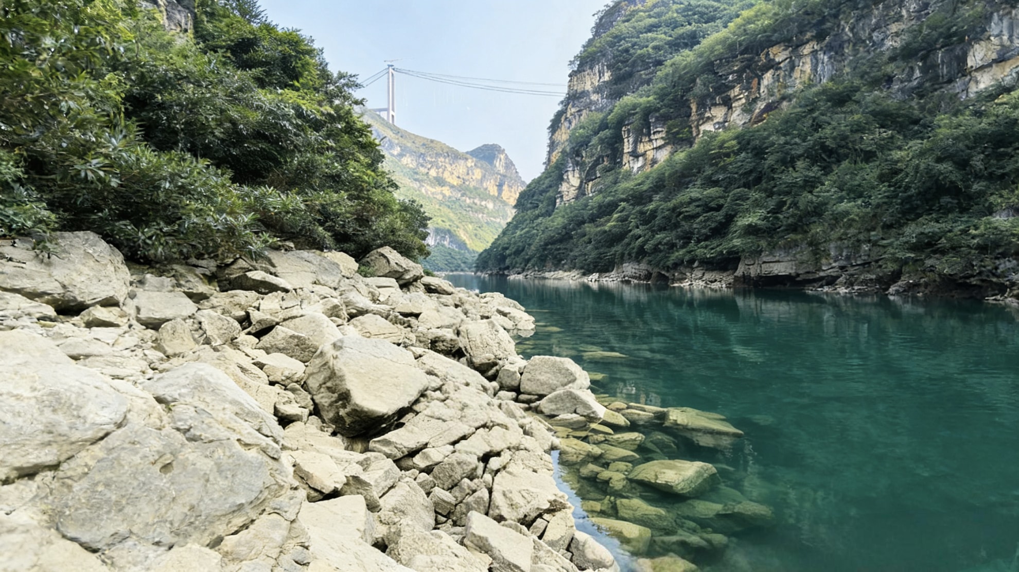 山風裹著草木香掠過水麵,連空氣都浸著清涼的水汽 山風裹著草木香掠過水麵,連空氣都浸著清涼的水汽