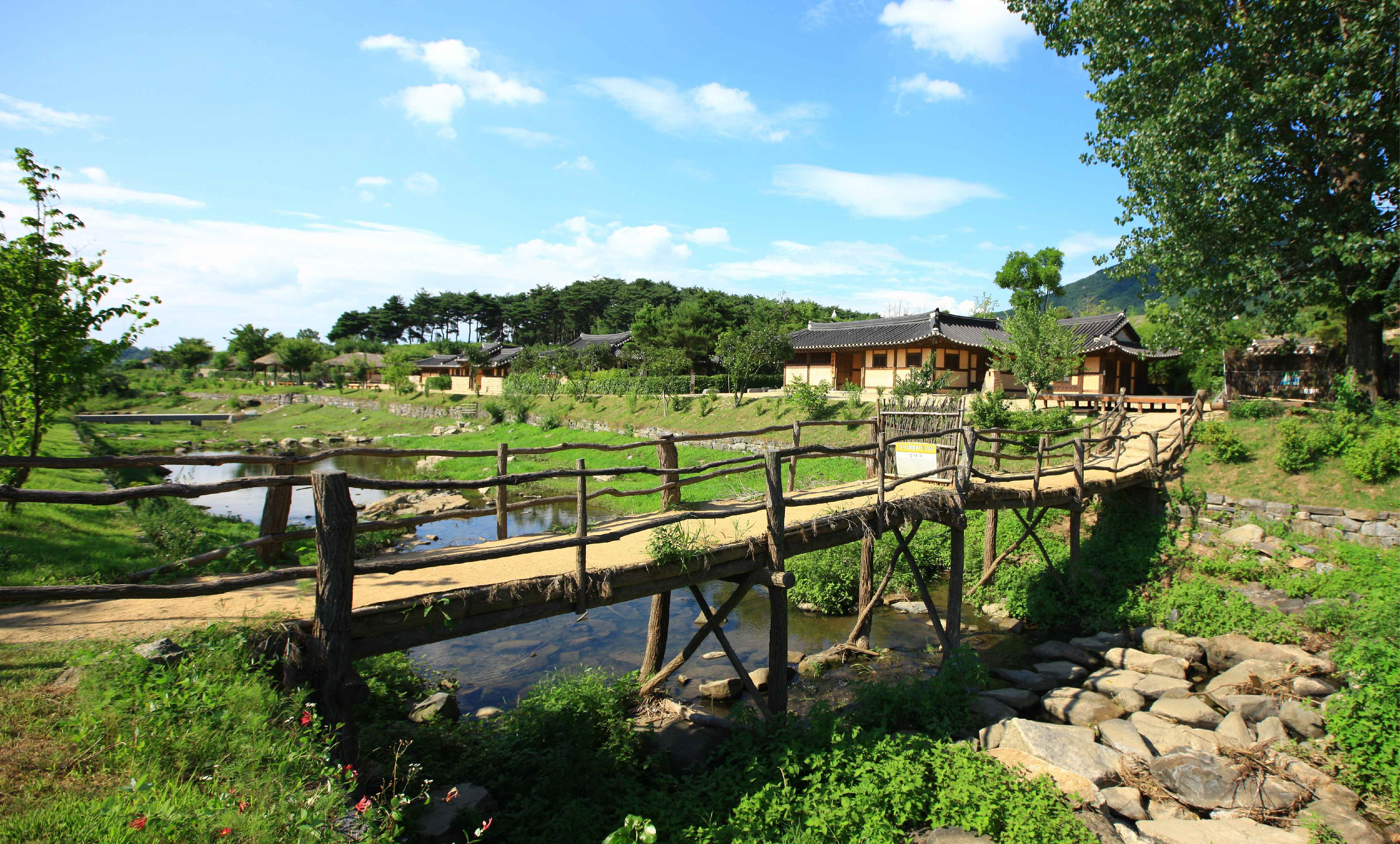 Surrounded by golden rice fields and mountain backdrops, Oeam Village is a living canvas of Korea’s agrarian history and beauty.