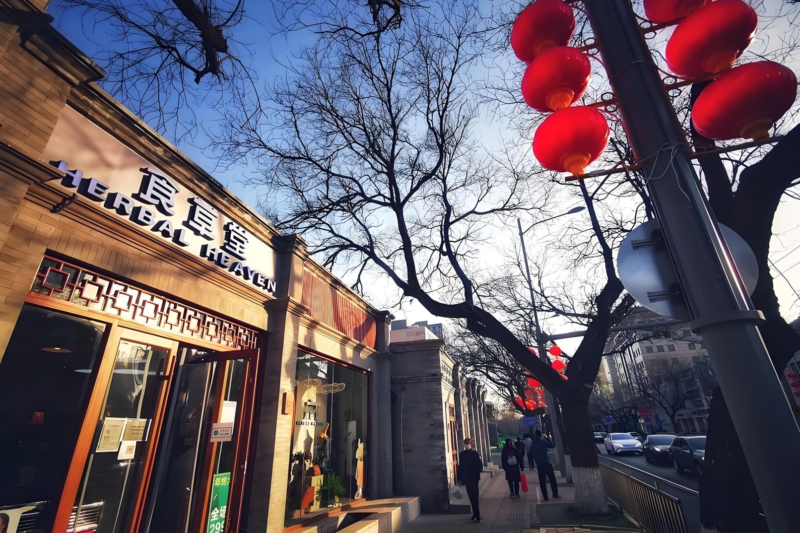 There are many Beijing-style delicacies and celebrity residences around Shichahai.