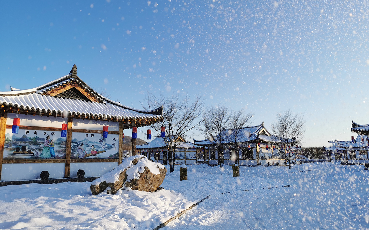 D4:參觀 【中國朝鮮民俗園】這裡是來延吉一定不能錯過的拍照寶地,由40棟朝鮮族民族風格的建築群組成,我們在這裡可以深切的體會到朝鮮族同胞衣食住行的特點,展現了石匠、漁夫、農夫、陶藝、富有等不同家庭的生活場景。 D4:參觀 【中國朝鮮民俗園】這裡是來延吉一定不能錯過的拍照寶地,由40棟朝鮮族民族風格的建築群組成,我們在這裡可以深切的體會到朝鮮族同胞衣食住行的特點,展現了石匠、漁夫、農夫、陶藝、富有等不同家庭的生活場景。