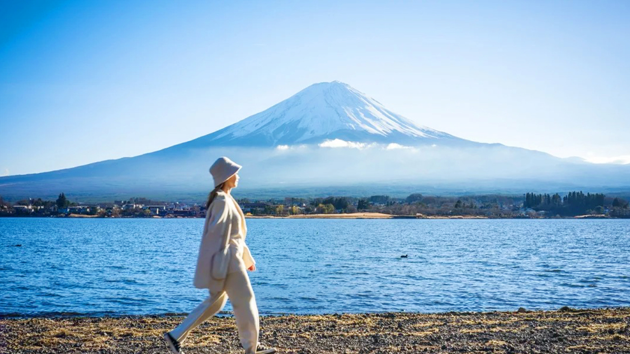 冬季,步道旁積著薄雪,踩上去發出清脆聲響,抬頭即是雪頂富士山與湛藍天空,偶爾還能邂逅駐足休憩的天鵝,寧靜又愜意。 冬季,步道旁積著薄雪,踩上去發出清脆聲響,抬頭即是雪頂富士山與湛藍天空,偶爾還能邂逅駐足休憩的天鵝,寧靜又愜意。
