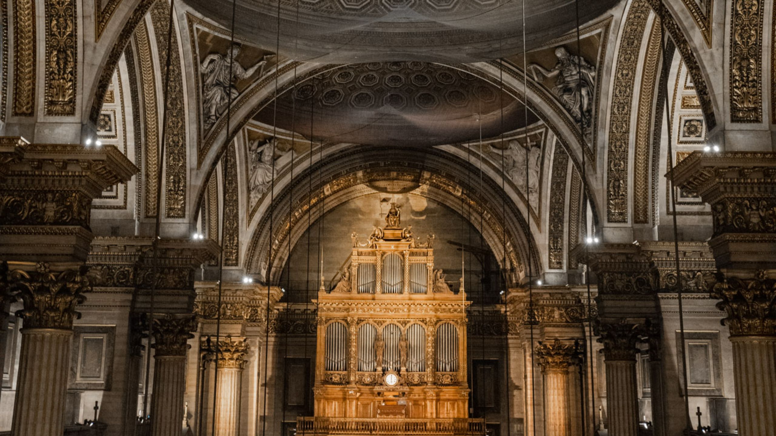 莊嚴的教堂內部散發著永恆的優雅氣息，迴盪著古典傑作的樂音