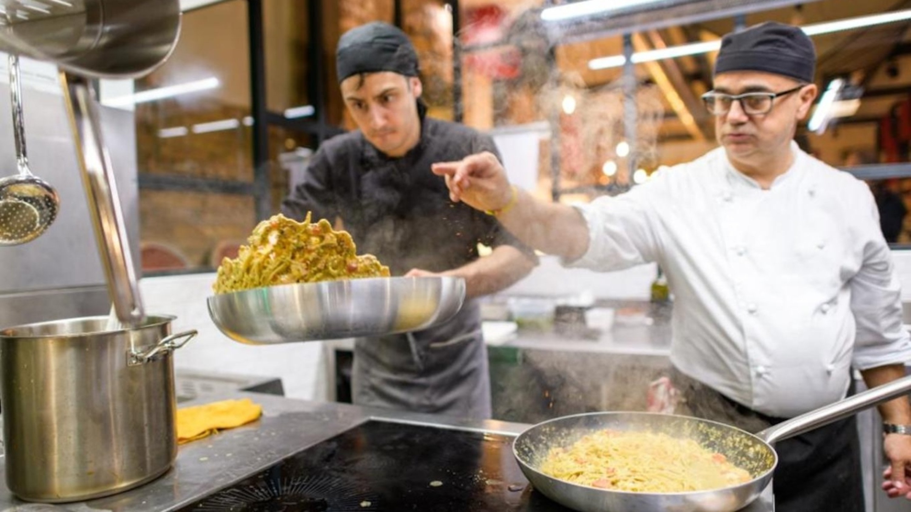 Pasta and tiramisu cooking class in Milan