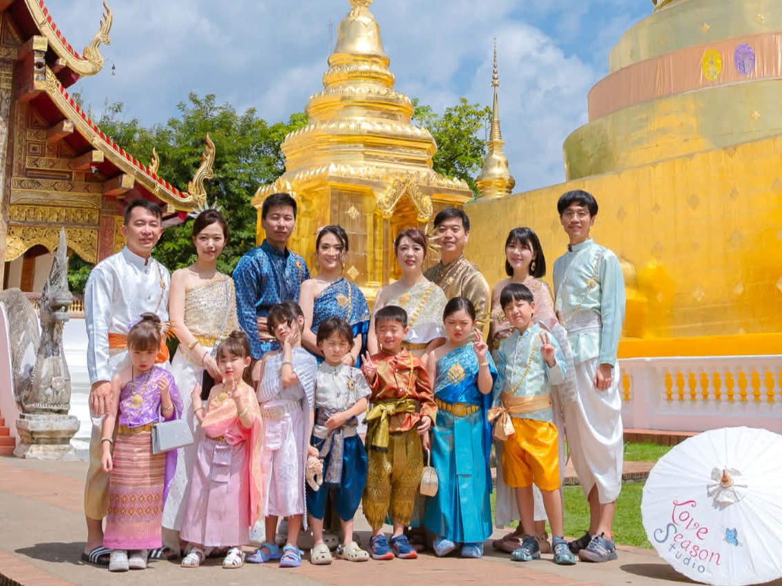 Togerther in tradiotion,united in happiness at Wat Phra Singh