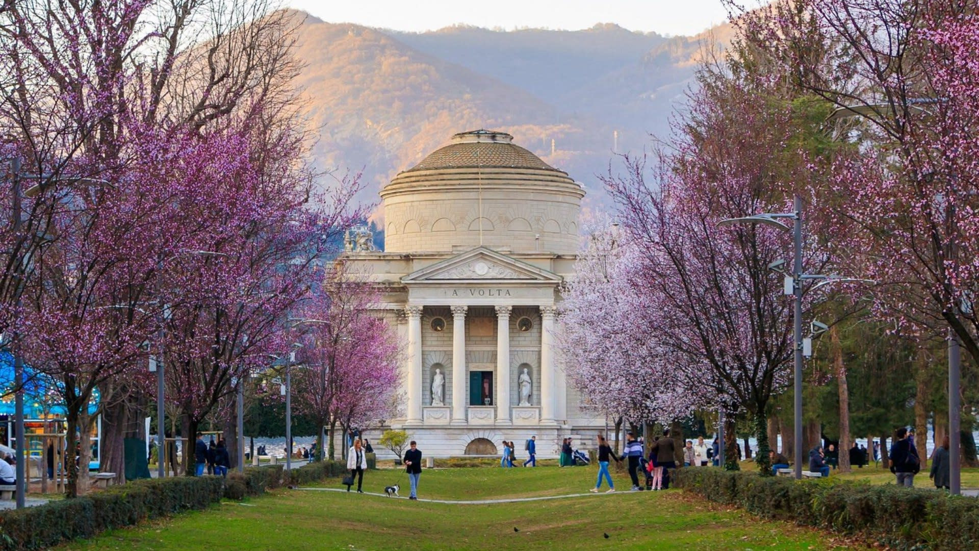 探索科莫的經典地標，並在難忘的導覽旅程中，飽覽令人屏息的湖畔風光。