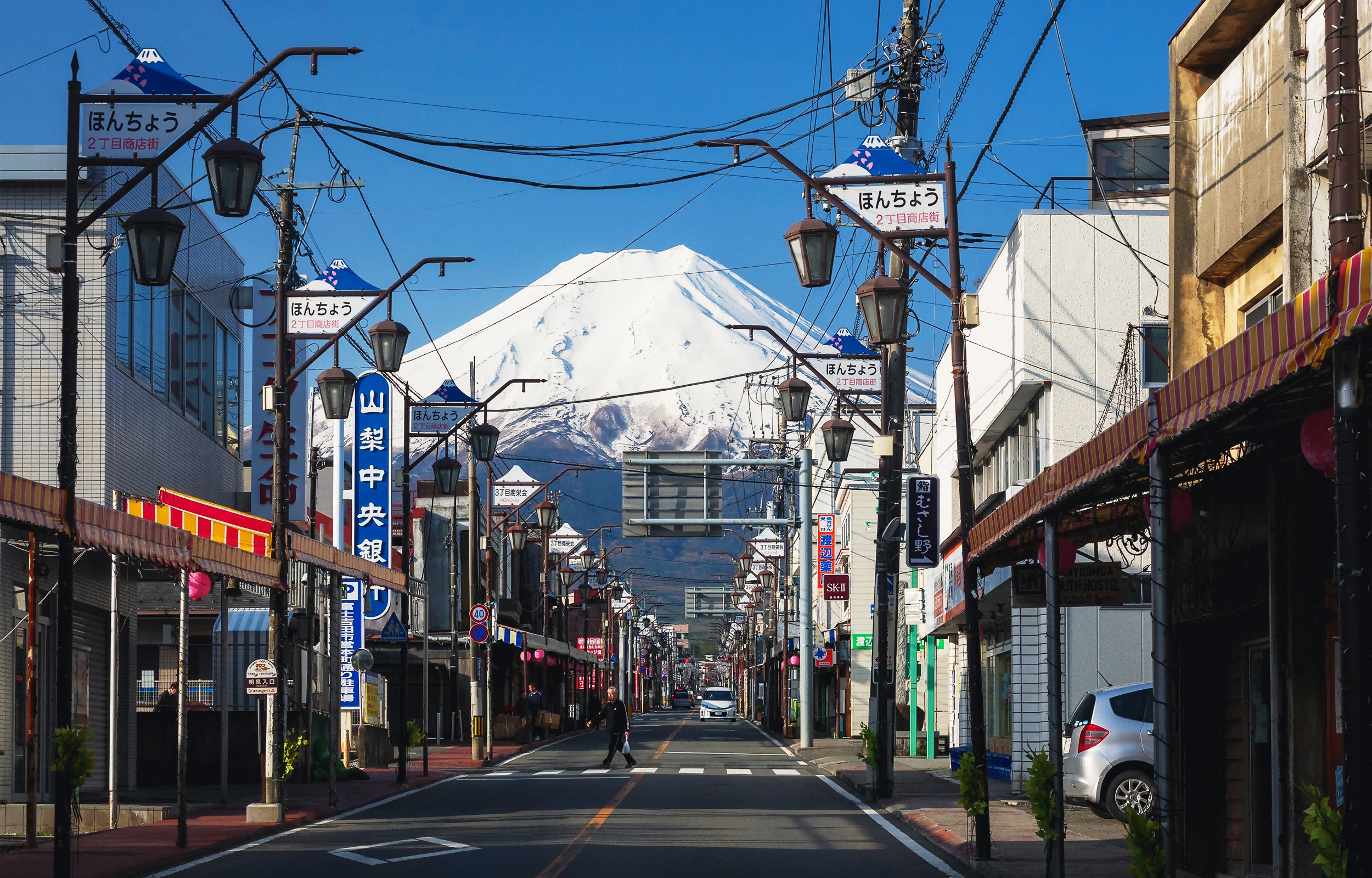 ins爆火的網紅打卡景點日川時計店，遊客非常多，可拍到日式街景，觀賞富士山跟街道融合一體也是不同的感受可拍照非常出片