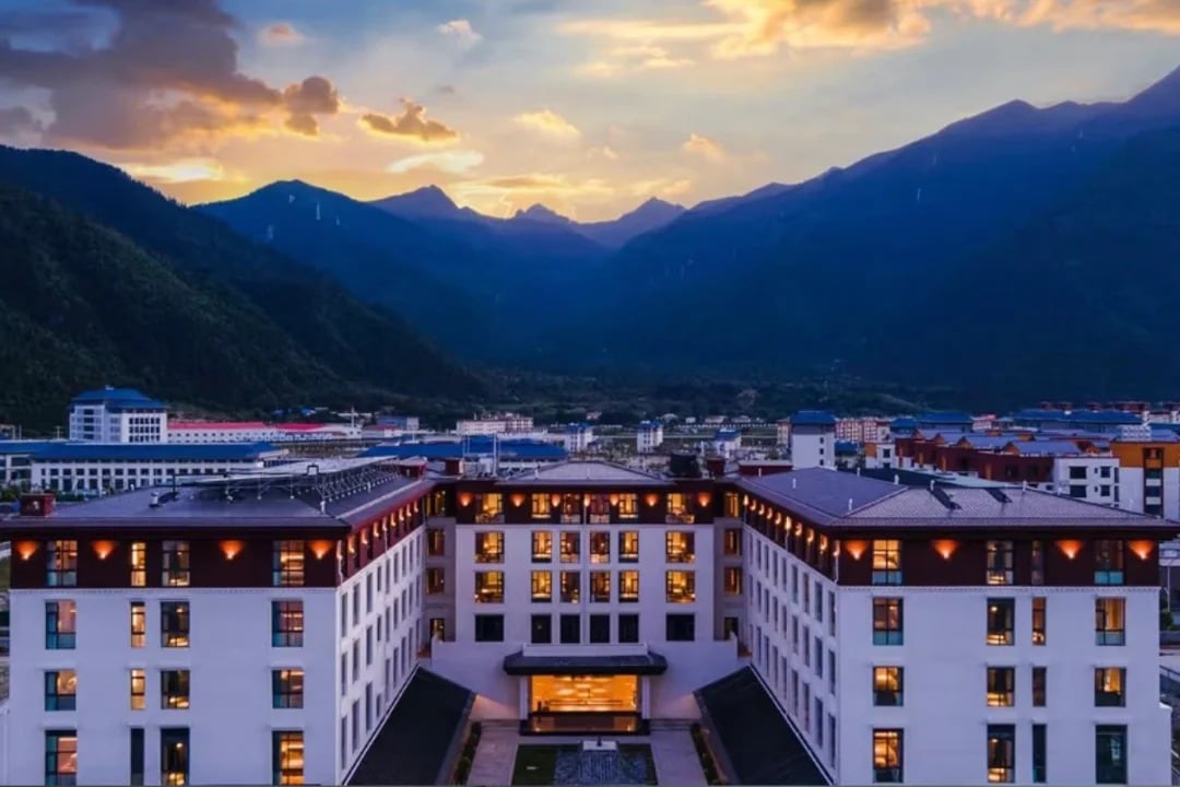 8-day luxury trip to Nyingchi, Tibet (Nanga Bawa Sunshine Golden Mountain & Pingcuo Kangsang Snow Peach Blossom Resort + five-star St. Regis & Aruo Khampa + Gala Peach Blossom Village + Gangyun Spruce Forest + private guide to explain the Potala Palace & 