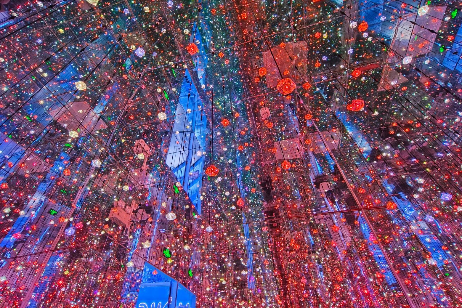 場館面積達 500 平，擁有 30 多個沉浸互動式主題場景