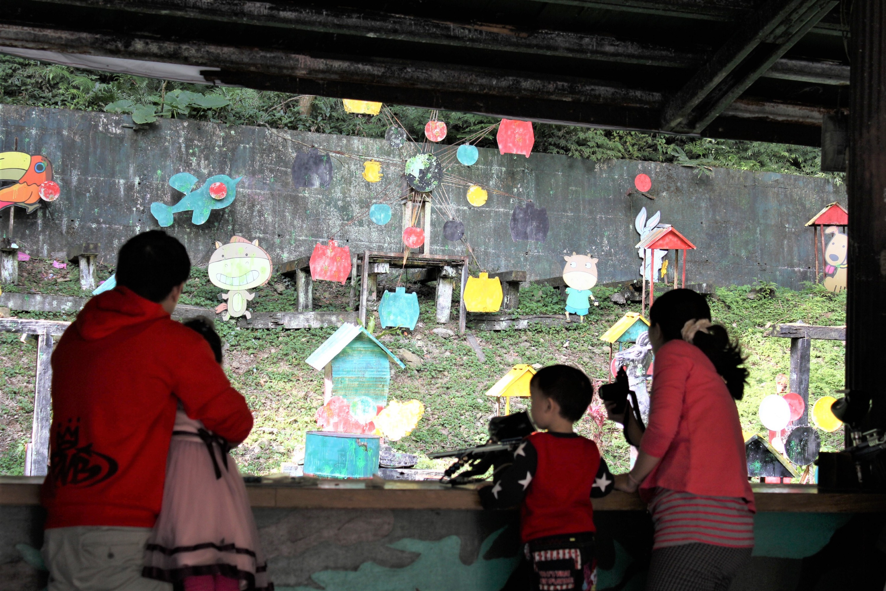 漆彈射擊場上分佈著各式可愛的卡通靶,吸引著許多大小朋友前來玩樂
漆彈射擊場上分佈著各式可愛的卡通靶,吸引著許多大小朋友前來玩樂