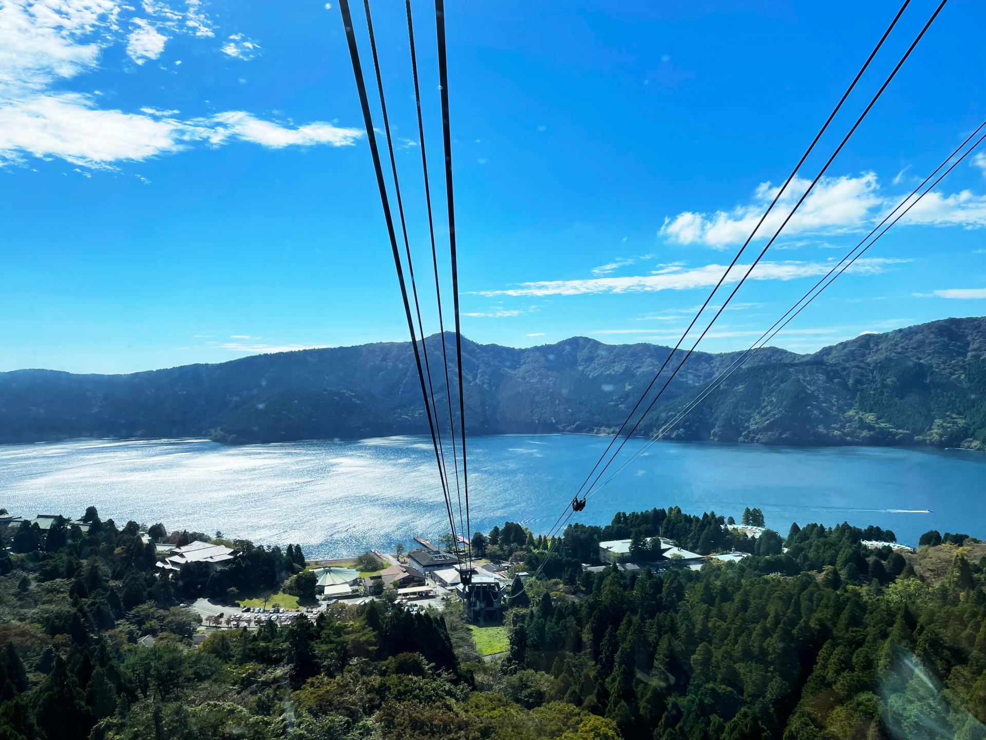 抵達山頂後可自由散策,站在展望區俯瞰整片芦之湖與周圍群山。天氣晴朗時,湖面波光粼粼,遠方山巒層層堆疊,視野極為遼闊,是箱根地區難得的高空觀景點。 抵達山頂後可自由散策,站在展望區俯瞰整片芦之湖與周圍群山。天氣晴朗時,湖面波光粼粼,遠方山巒層層堆疊,視野極為遼闊,是箱根地區難得的高空觀景點。