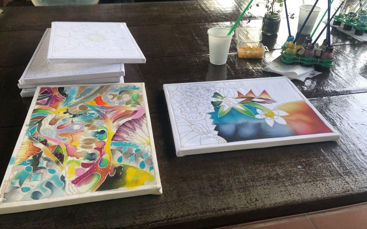 Penang: Balik Pulau Batik Painting & Mini Zoo Petting