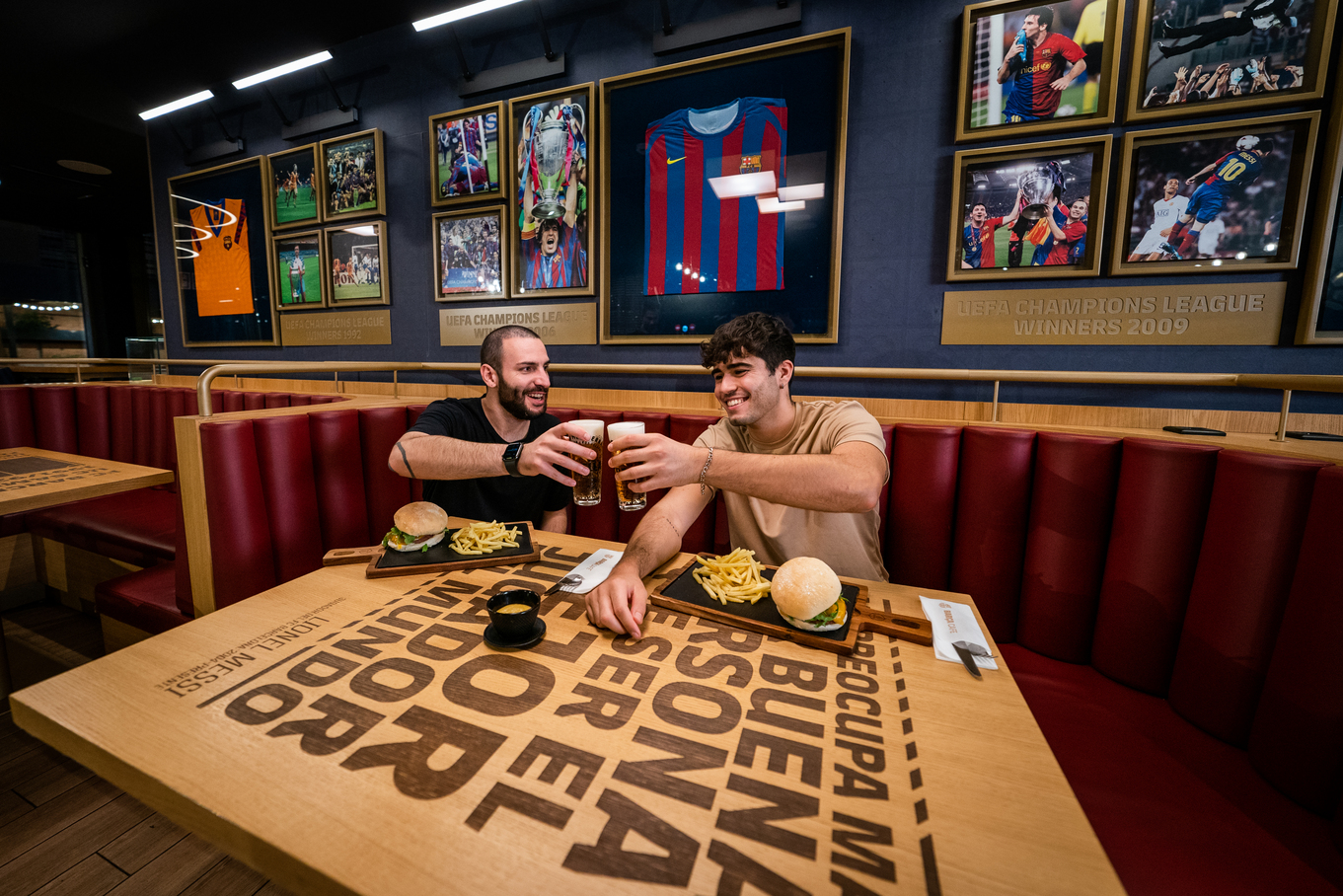 一同回顧難忘的勝利時刻,最後在 FCB 咖啡廳享受應得的休憩時光。 一同回顧難忘的勝利時刻,最後在 FCB 咖啡廳享受應得的休憩時光。