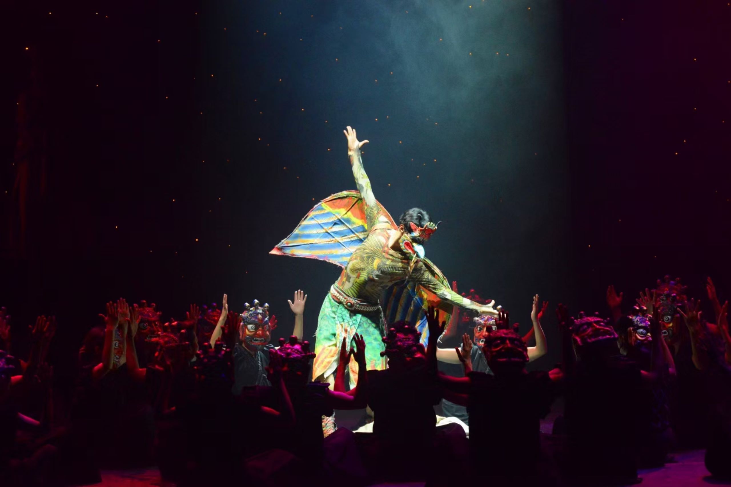 神秘的西藏樂器六絃琴和大法號，藏風濃郁的石牆、木樁、 瑪尼石等舞臺佈景，在視覺上帶給觀眾的就是完整、純粹的藏族風情