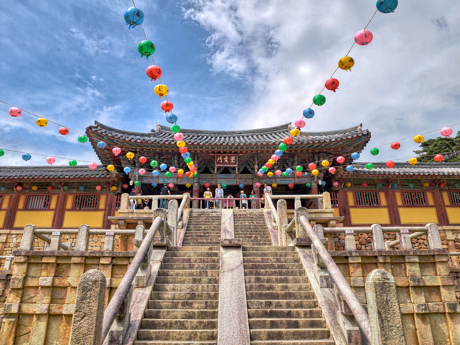 佛國寺是慶州的代表性歷史遺跡,於 1995 年被聯合國教科文組織指定為世界文化遺產。 佛國寺是慶州的代表性歷史遺跡,於 1995 年被聯合國教科文組織指定為世界文化遺產。