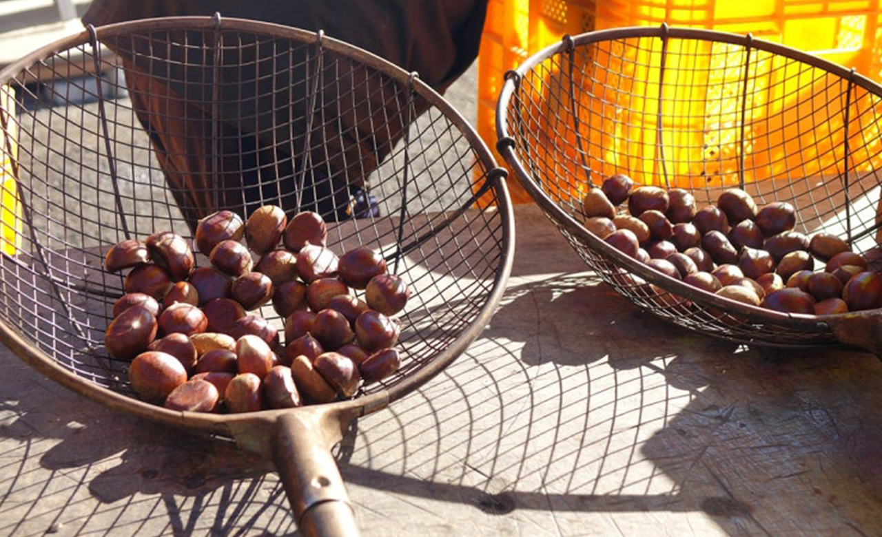 現場烤栗子，美味小吃（額外收費）。