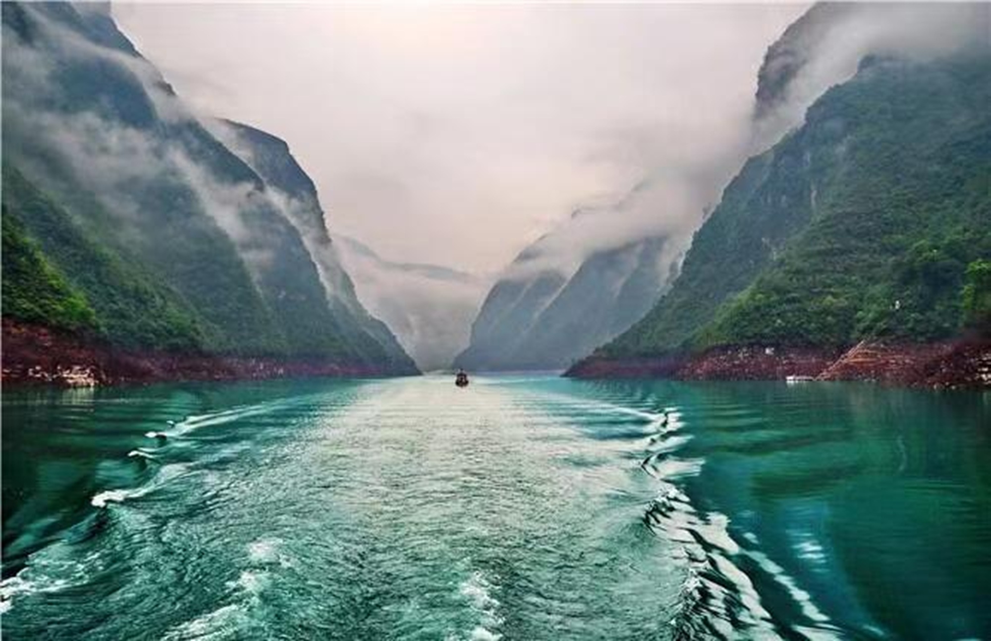 雲霧繚繞於青山間，碧綠江水泛起漣漪，孤舟悠然前行，勾勒出一幅空靈的山水畫卷