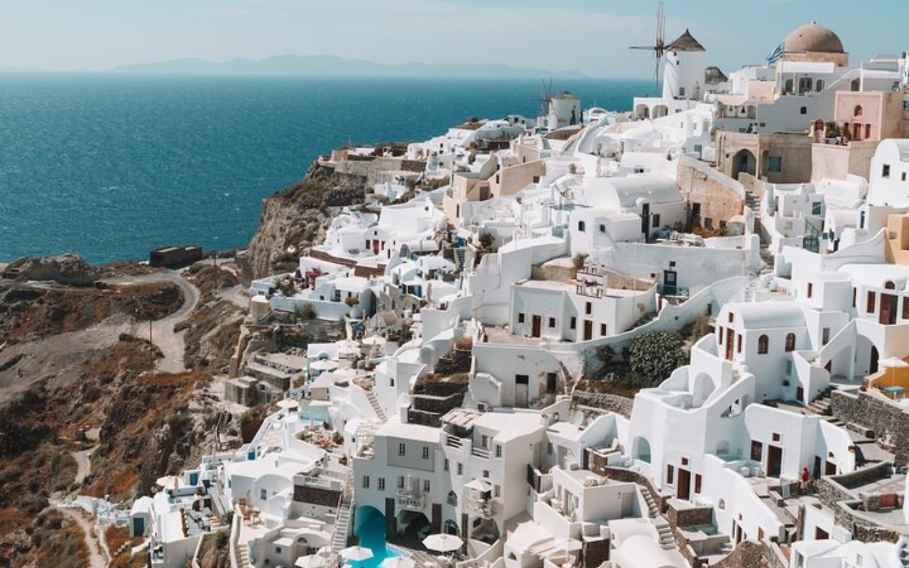 搭乘我們聖托里尼最棒的計程車之旅，舒適探索伊亞令人驚嘆的懸崖美景。