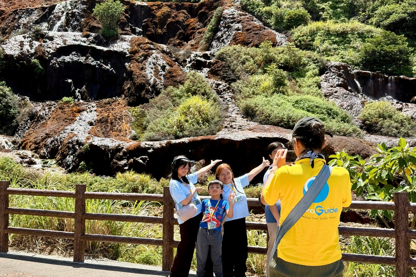 山城礦脈流下的金色奇景，黃金瀑布流在山壁間奔騰而下，因礦區地層含有豐富的硫磺與鐵元素，使得水流呈現夢幻的金黃色澤，令人驚嘆。
