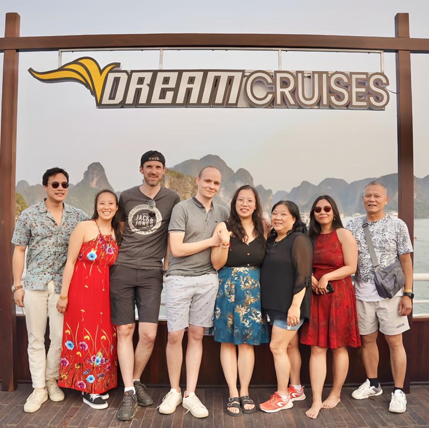 搭乘V'Dream遊船，暢遊下龍灣精彩一日遊（驚豔巡航：天堂島＆驚訝洞）