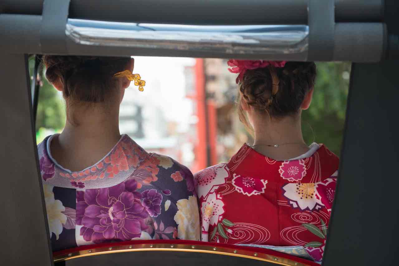 A plan to explore Kyoto in a kimono and rickshaw by chartered taxi