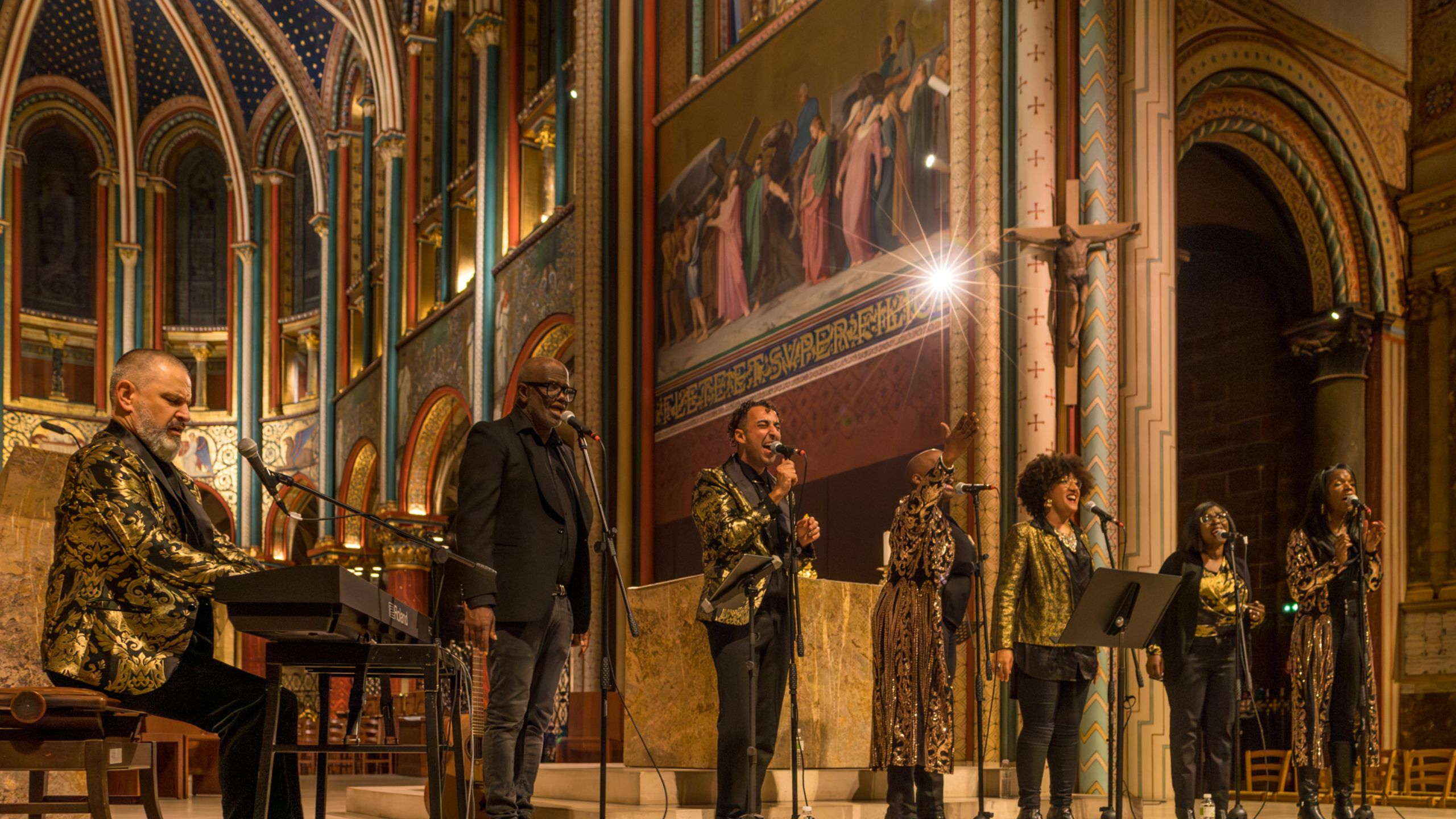 鋼琴、人聲與氛圍交織出奇幻樂章，將教堂化為神聖的音樂殿堂