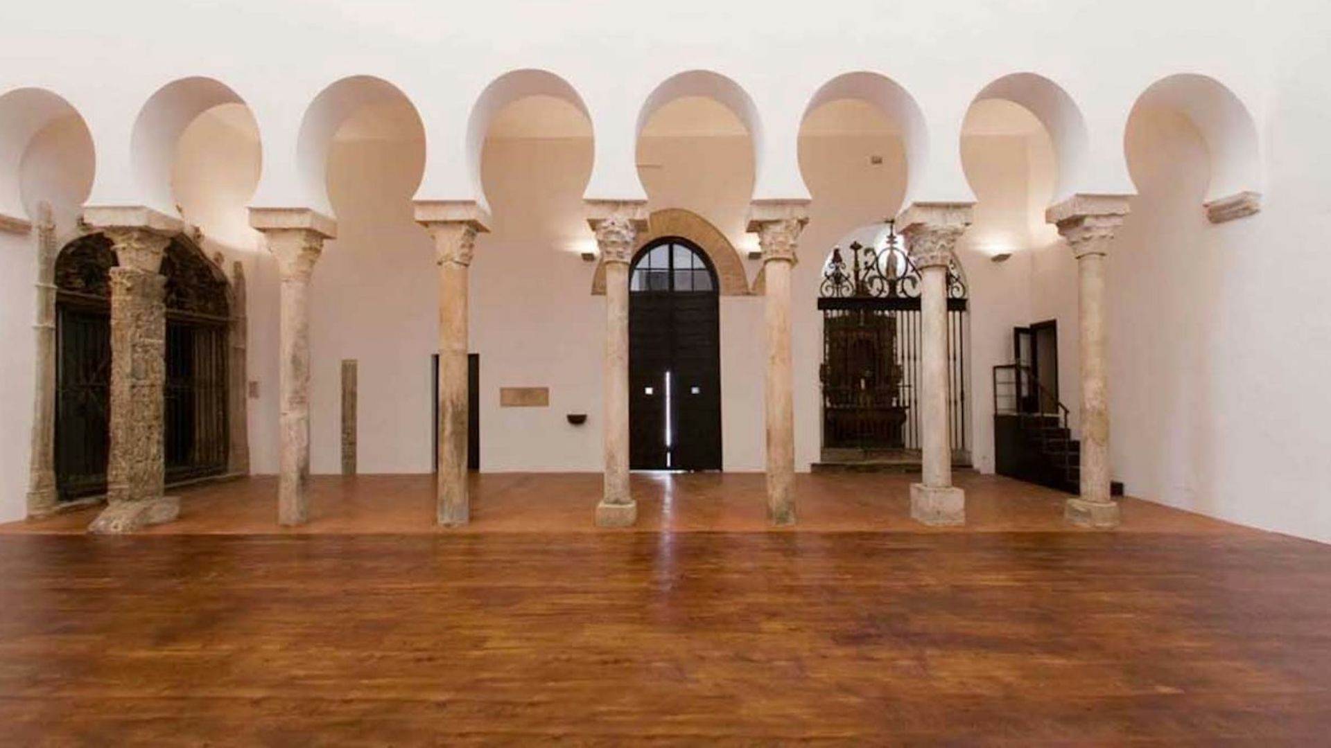 走進薩爾瓦多教堂 (Iglesia del Salvador),感受其迷人氛圍 走進薩爾瓦多教堂 (Iglesia del Salvador),感受其迷人氛圍