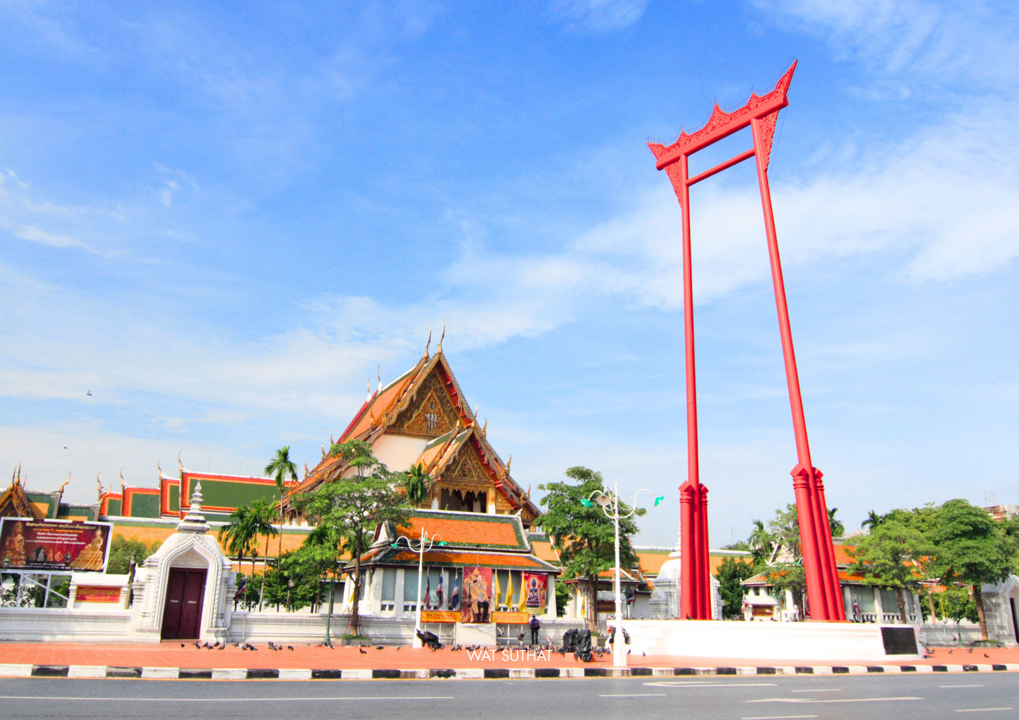 這座寺廟最知名的地標是「金屬城堡 (Loha Prasat)」，這是一座高36公尺的多層建築，有37個金屬尖塔，象徵著通往啟蒙的37種美德。它是現存的第三座金屬城堡（青銅宮殿）。