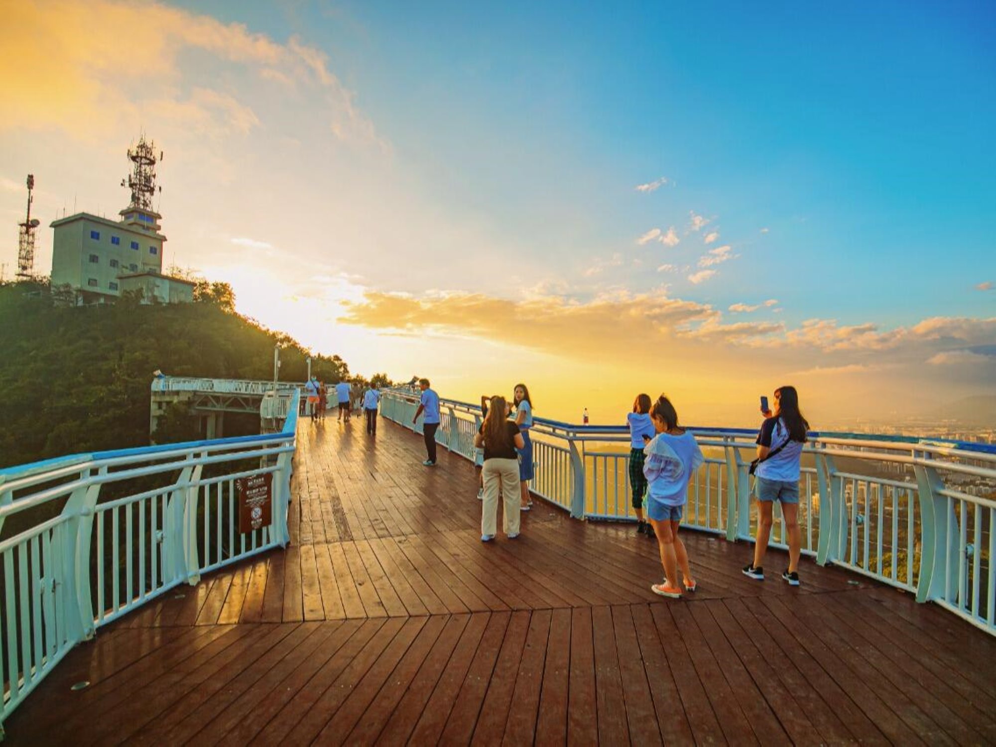 山頂的愛情廣場可俯瞰海灣，是許多新人求婚、拍婚紗照的浪漫之選