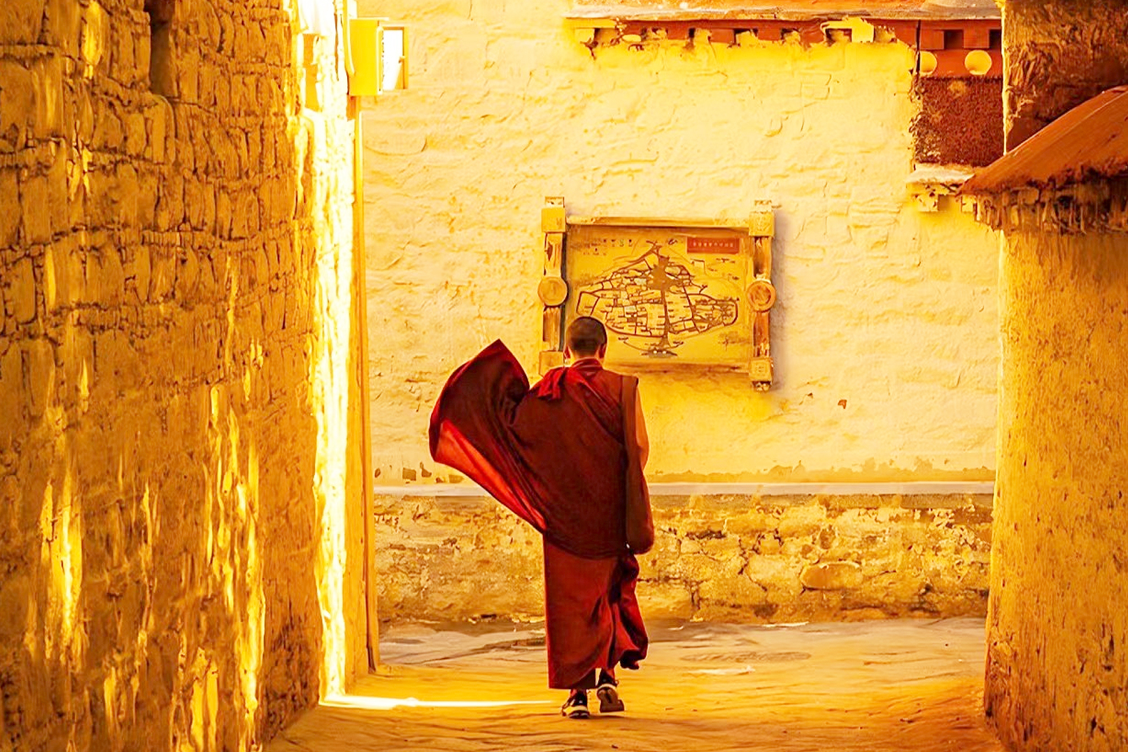 Multi-day tour to Mount Everest Base Camp and Yamdrok Lake in Lhasa