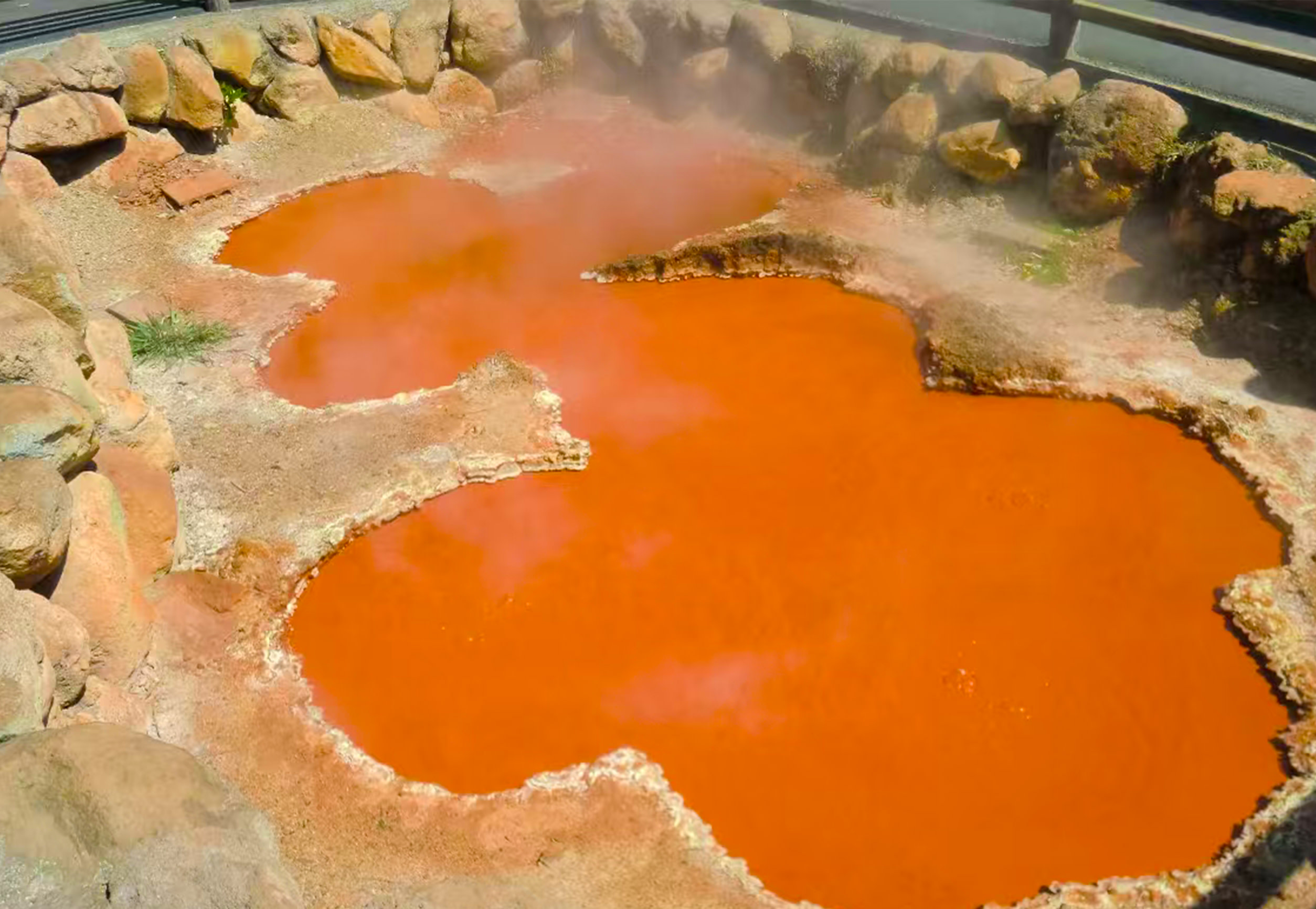 🌋 灶地獄｜別府地熱奇觀
別府八大地獄之一，地熱噴湧、泉溫極高，可泡足湯、嘗溫泉蛋，感受地熱魅力。