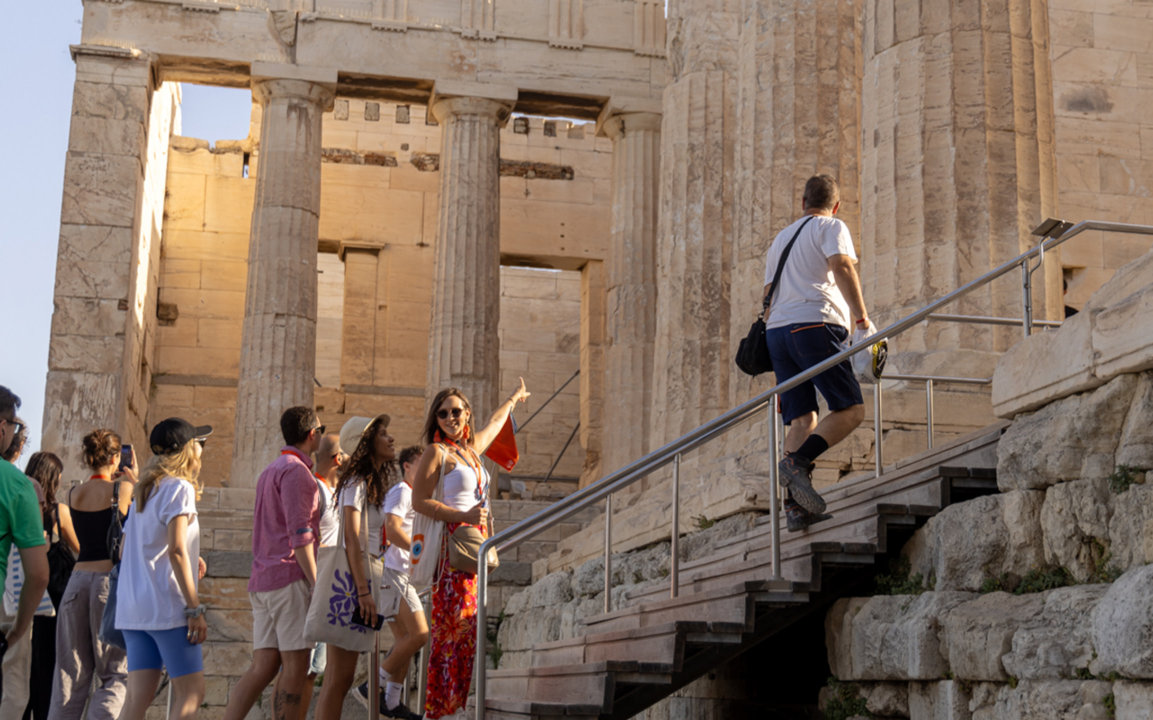 磨損的大理石階梯向上延伸，引領旅人穿越層層古希臘歷史。