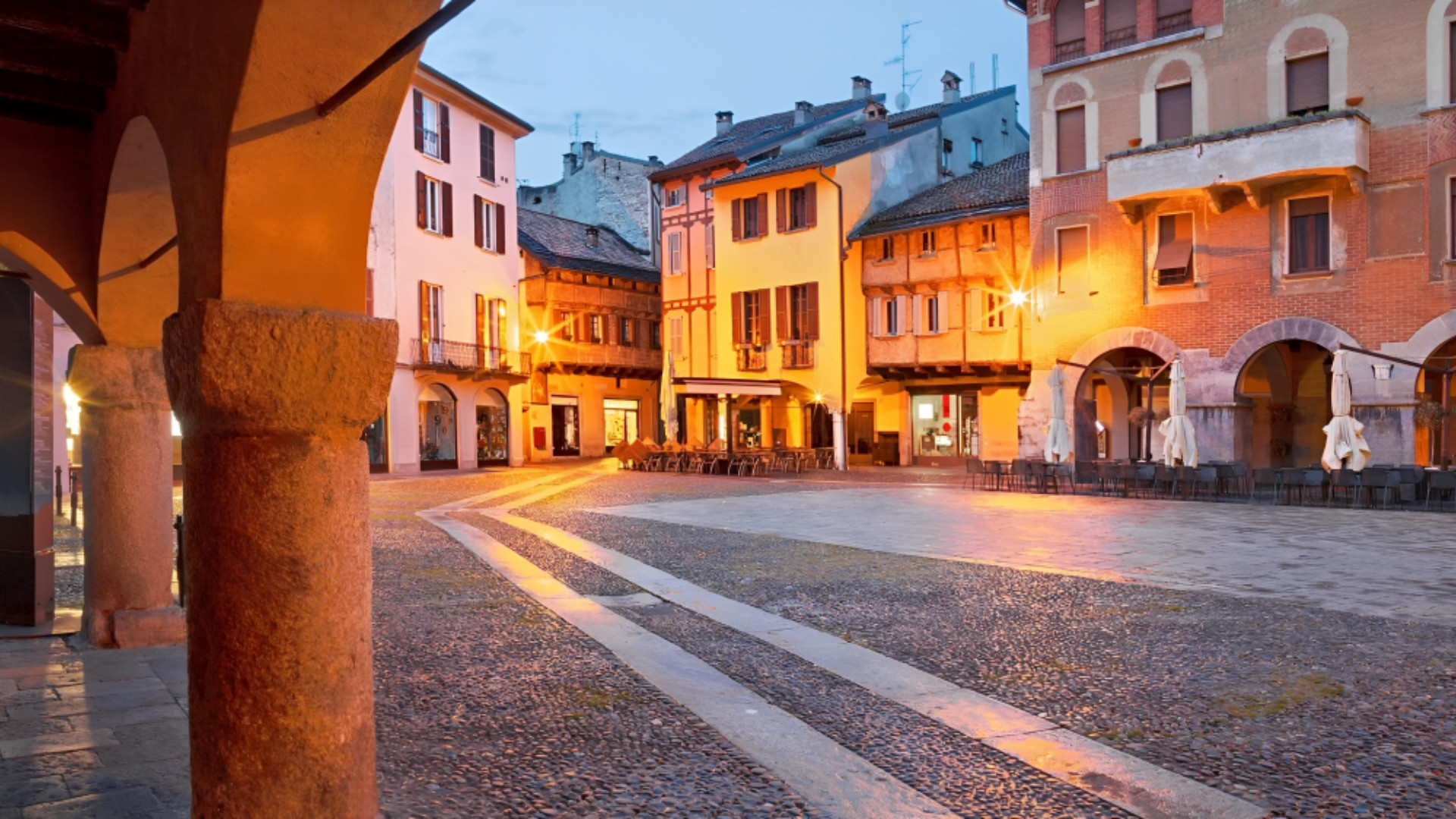 讓專業導遊帶您深入探索科莫的豐富歷史，沿途欣賞如畫般的湖畔別墅。