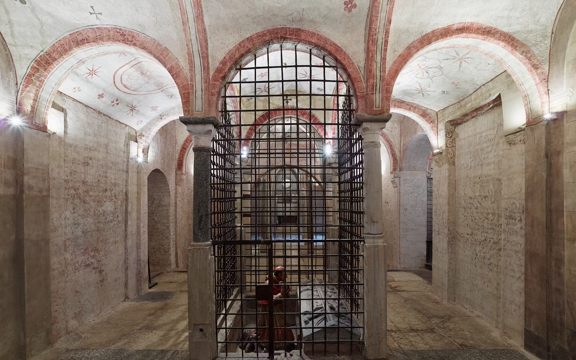 探索米蘭聖賽波爾克羅教堂地下墓室 (Crypt of San Sepolcro) 中隱藏的歷史