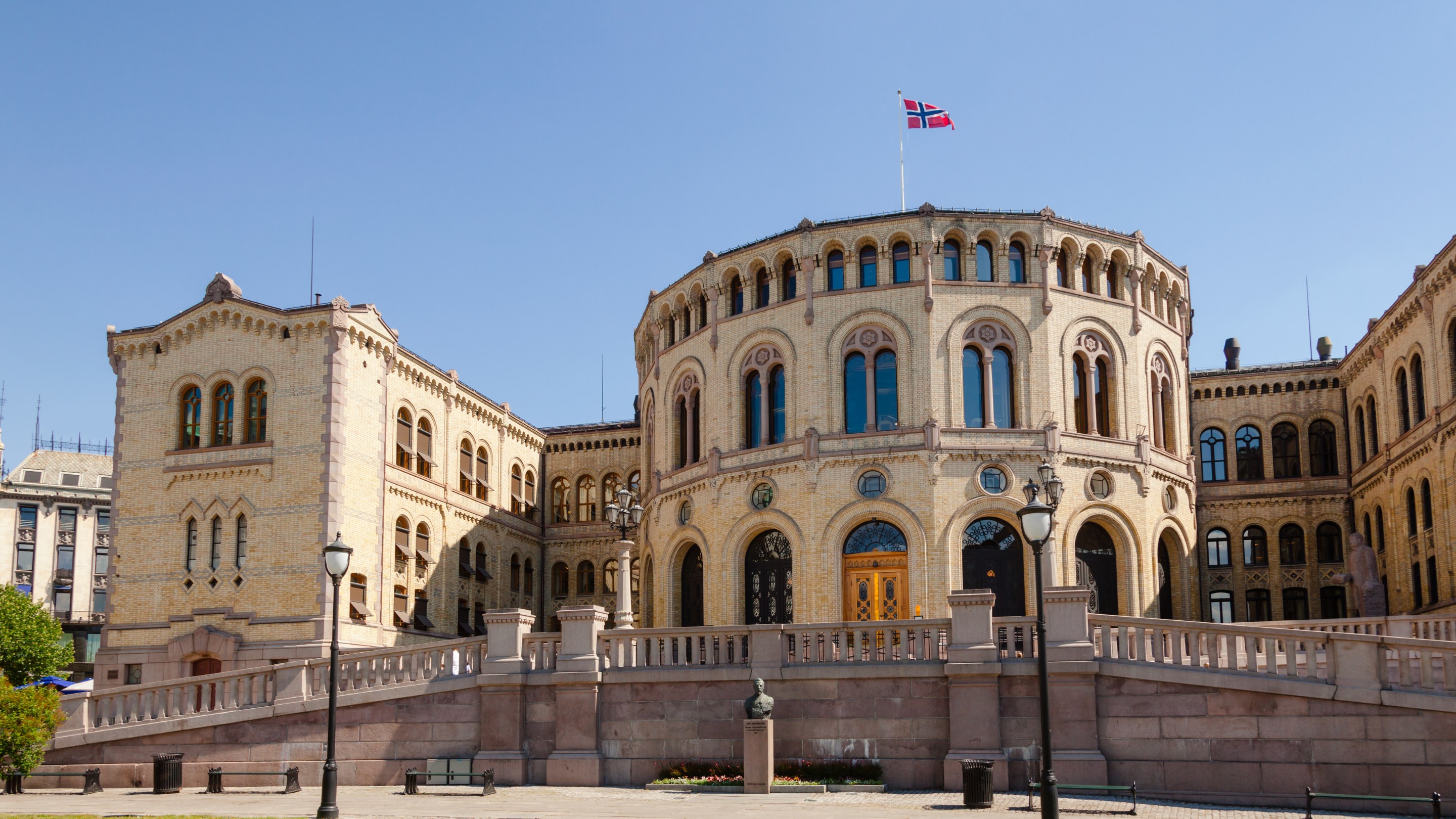 探索挪威奧斯陸雄偉的議會大廈 (Stortinget),感受挪威豐富的政治歷史和令人驚豔的建築風格,在城市中心交匯融合。 探索挪威奧斯陸雄偉的議會大廈 (Stortinget),感受挪威豐富的政治歷史和令人驚豔的建築風格,在城市中心交匯融合。