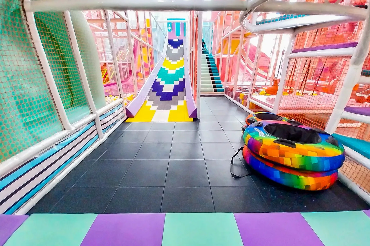 搭乘室內高空滑索，在星光熠熠的遊樂場中盡情擺盪，享受腎上腺素飆升的刺激體驗！