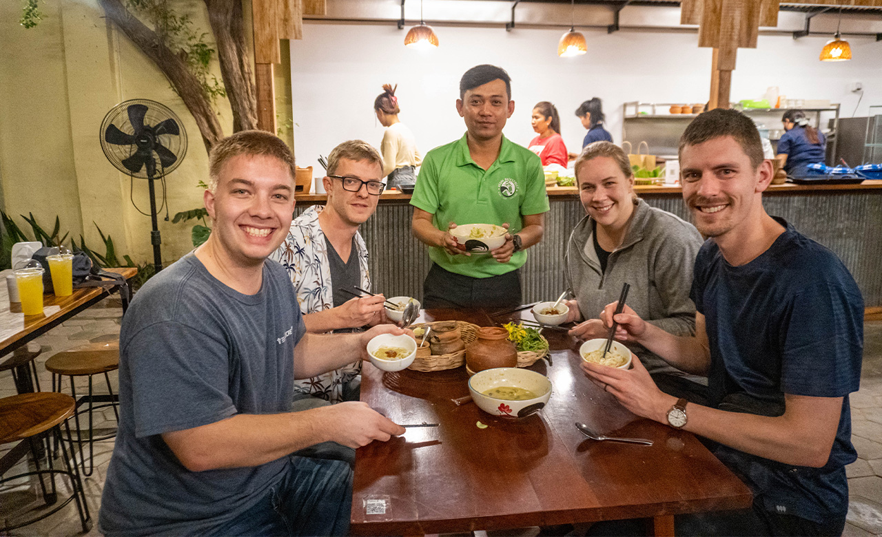金邊市 Vespa 之旅和河上遊船（含飲料）